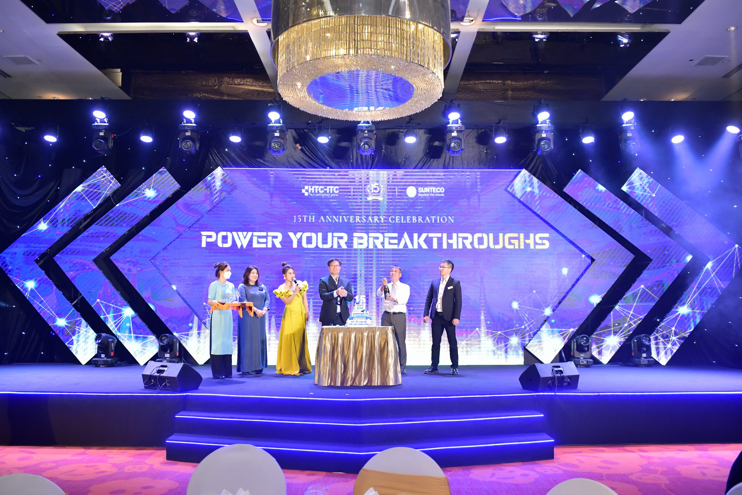 KỶ NIỆM 15 NĂM THÀNH LẬP CÔNG TY CỔ PHẦN HTC VIỄN THÔNG QUỐC TẾ RA MẮT NỀN TẢNG SUN CLOUD