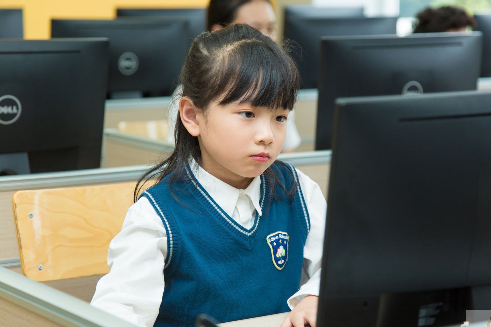 TÌM GIẢI PHÁP TẠO MÔI TRƯỜNG INTERNET AN TOÀN TRONG TRƯỜNG HỌC